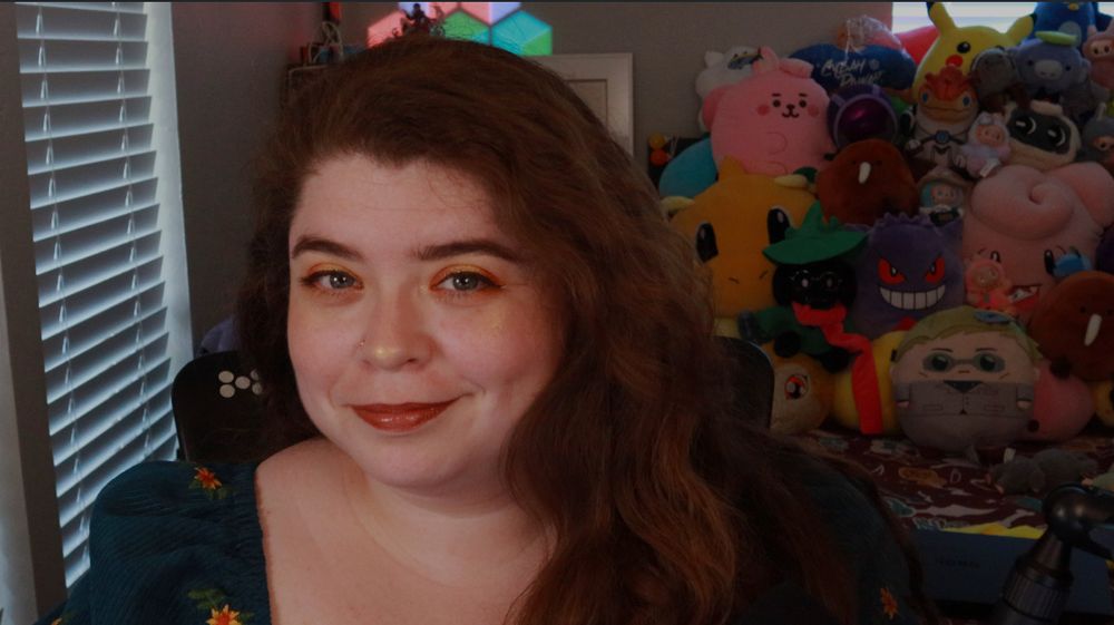Kiwi poses for going live on twitch post ! She's live on twitch playing Peak with Mshoboslayer BucklingGoblin Mousebrat & friends on twitch.tv/kiwisnstars