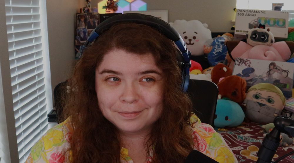 kiwisnstars poses for going live with Peak on twitch stream. She is streaming together w/ Mshoboslayer Intelligame Girlhero and Stumptgamers on twitch.tv/kiwisnstars