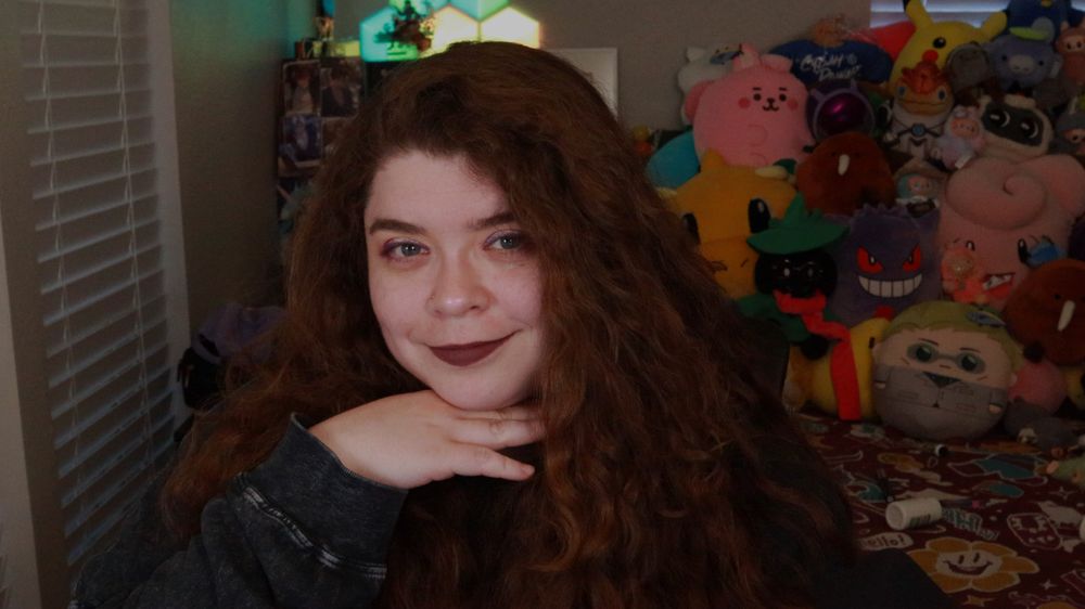 Kiwisnstars poses for a going live on twitch with repo post ! she's live with bucklinggoblin & mshoboslayer on https://twitch.tv/kiwisnstars