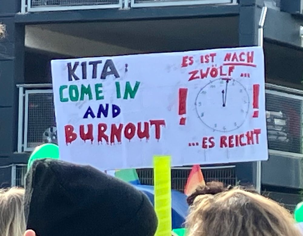 Plakat mit der Aufschrift: Kita: Come in and burnout!