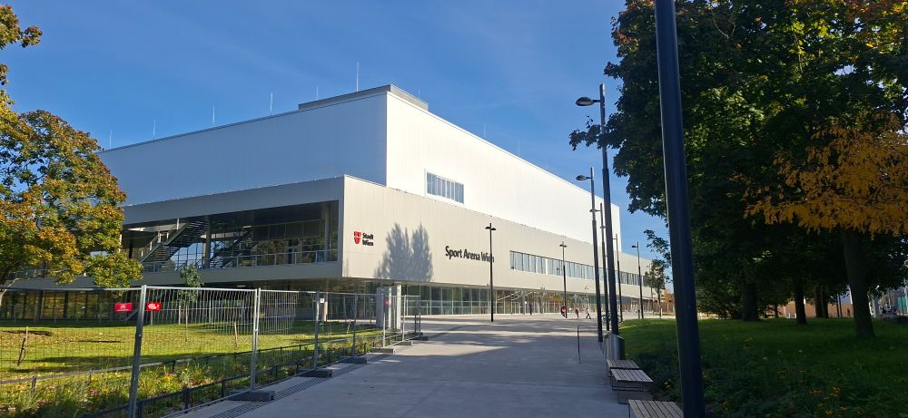 Ansicht von draußen, moderne Sportarena, schlichter Bau.