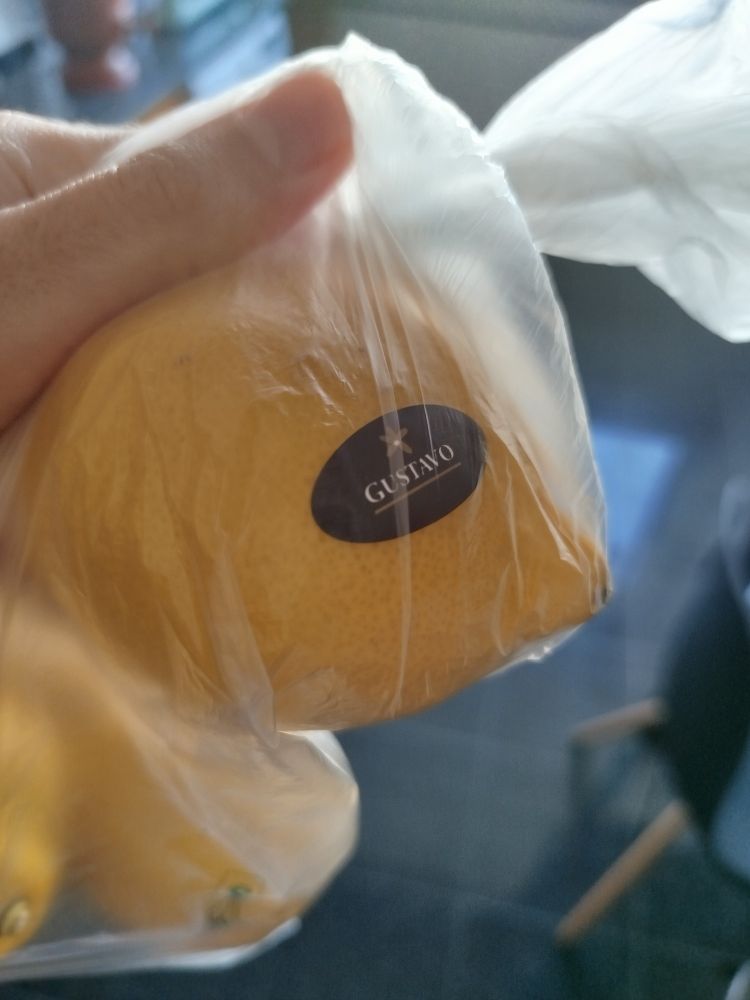 Limão siciliano em um saco plástico com um adesivo escrito Gustavo 