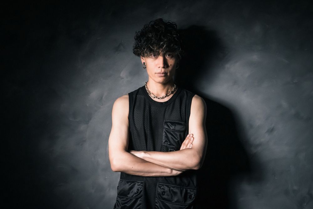 A creator based in Tokyo and Romania, exploring a diverse range of fields through art, illustration, web, and graphic design.
As a member of the band “DATE BACK TO DAWN,” serves as the guitarist and vocalist, and also contributes as a composer, breaking boundaries to express a unique worldview.
