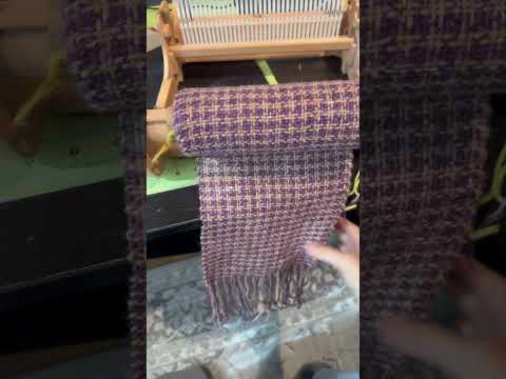 Taking my handwoven houndstooth scarf off the loom!