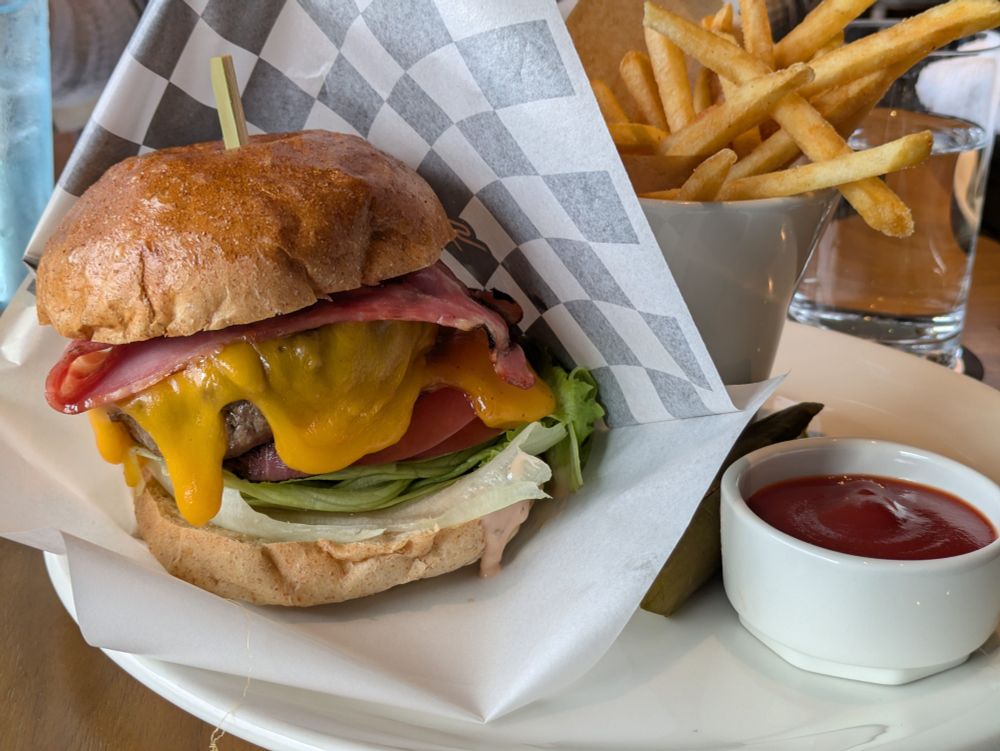 ホテルラウンジのハンバーガー