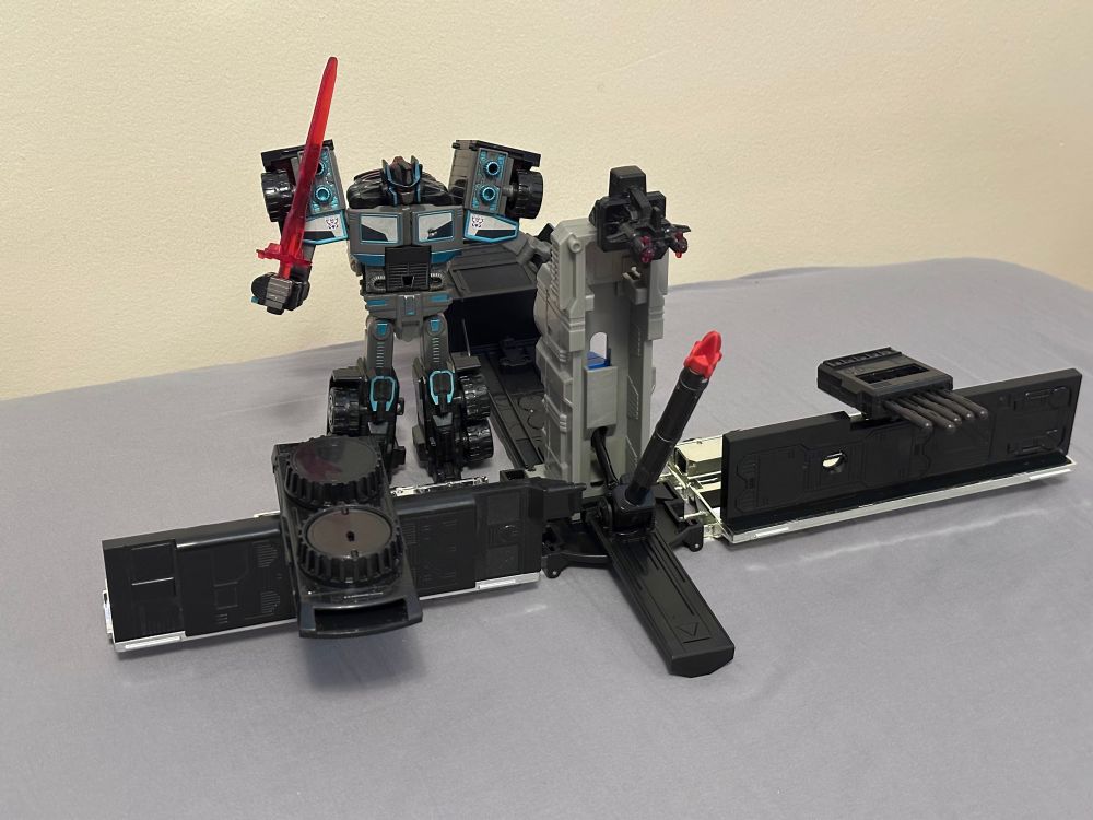Scourge with her base (a turret with other various armaments on the sides)
