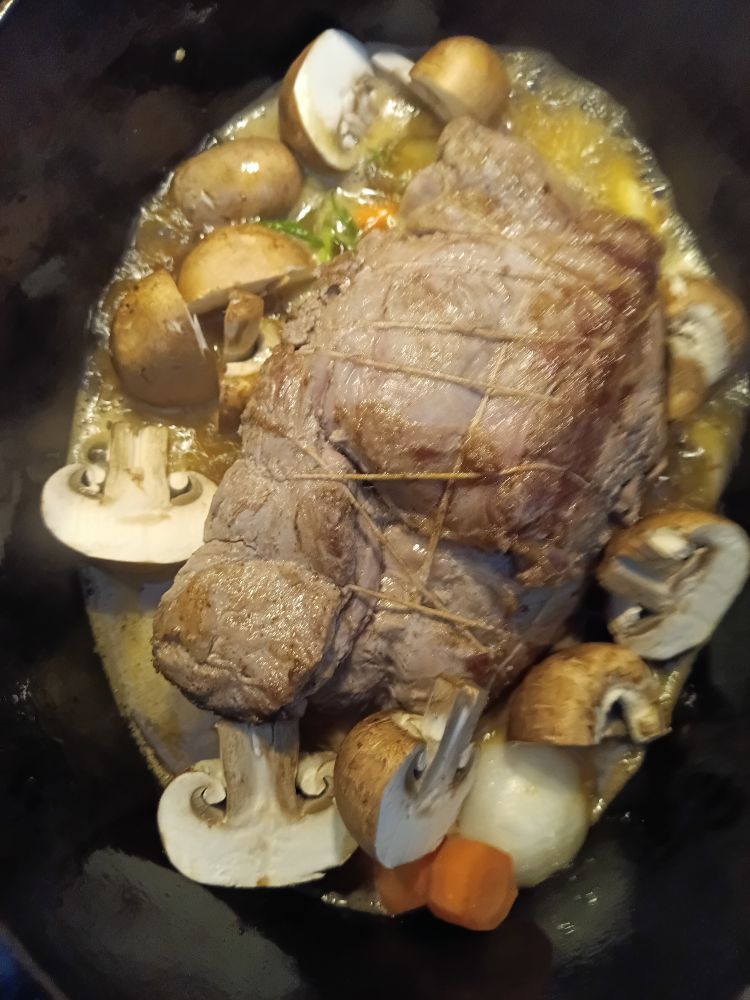 La même avec en plus les champignons coupés grossièrement et un fond de vin accompagné de bouillon de volaille.