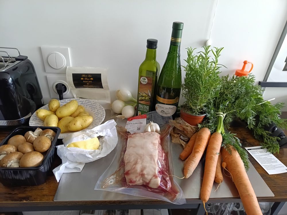 Les ingrédients de la photo :
1 rôti de porc
Des oignons frais 
Des petites patates 
Des carottes 
Des champignons de Paris bruns
Du beurre frais 
De l'huile d'olive 
Du romarin frais 
Une bouteille de picpoul de Pinet (vin blanc)
Du poivre vert du Sichuan 
De l'ail