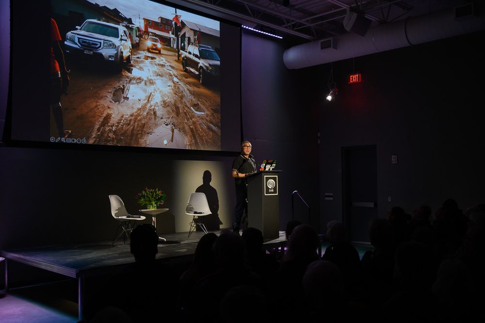 Jason De León, SAR’s 2013–2014 Weatherhead fellow and a 2017 MacArthur fellow, speaking on stage at SITE SANTA FE.