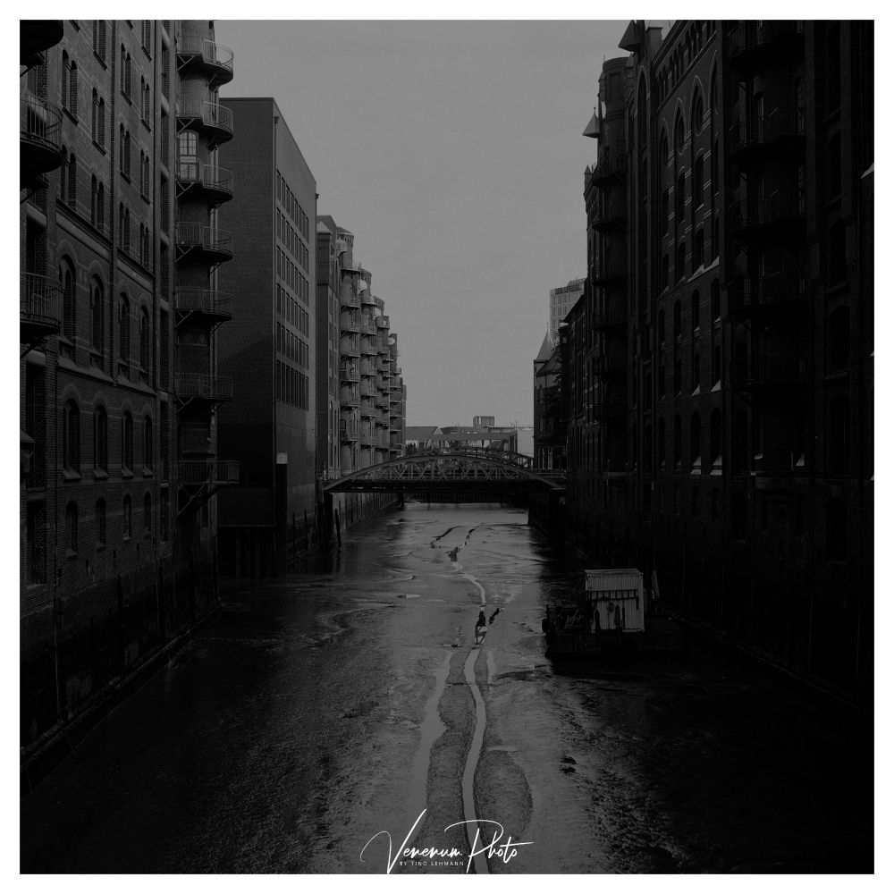 Analoges Schwarzweißbild vom Hamburger Wandrahmsfleet in der Speicherstadt bei niedriger Tide fast ohne Wasser ...