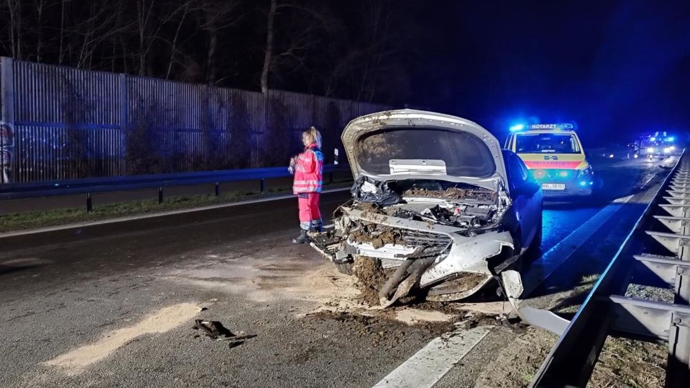 Bauern schütten Gülle auf Brandenburger Straße: Fünf Verletzte nach Unfällen mit Misthaufen – Abschleppunternehmen bedroht