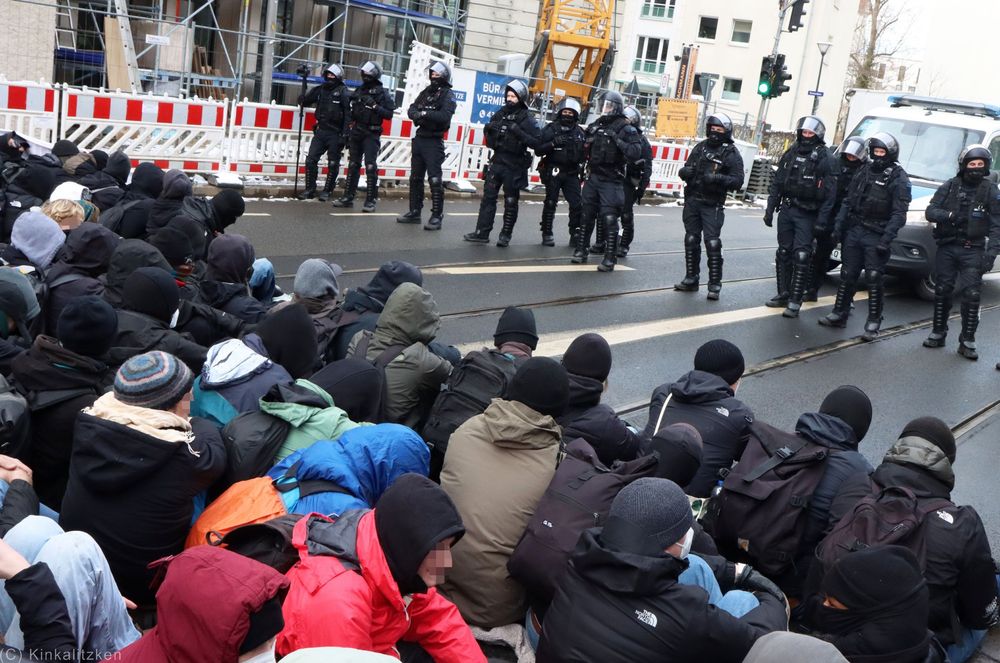 Sitzblockade vor Polizei.