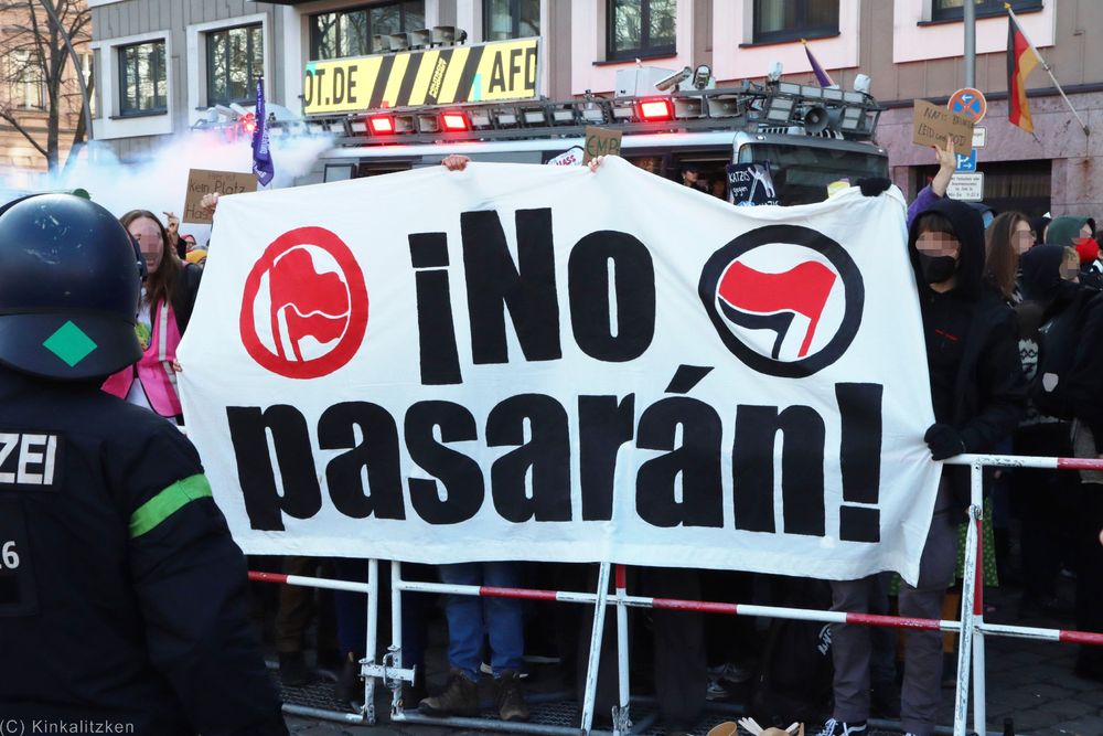 Banner von Antifaschist*innen mit der Aufschrift: "¡No pasarán!".