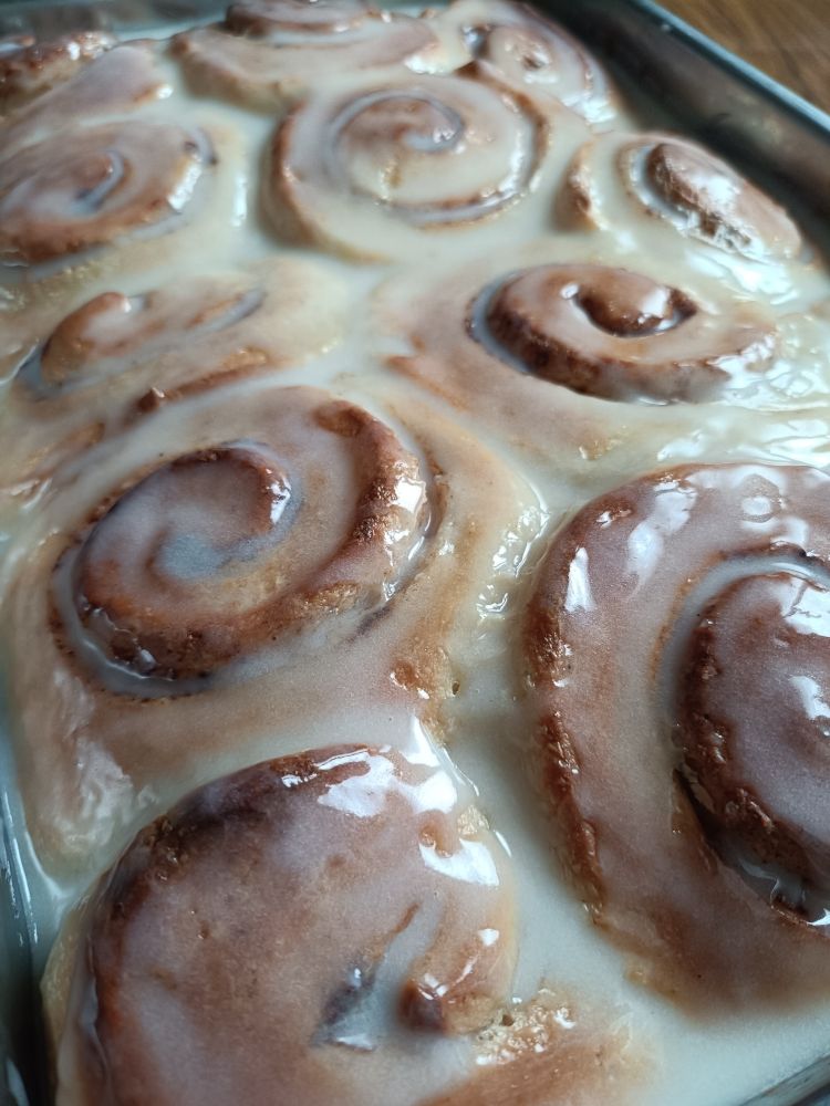 Una bandeja llena de bollos glaseados