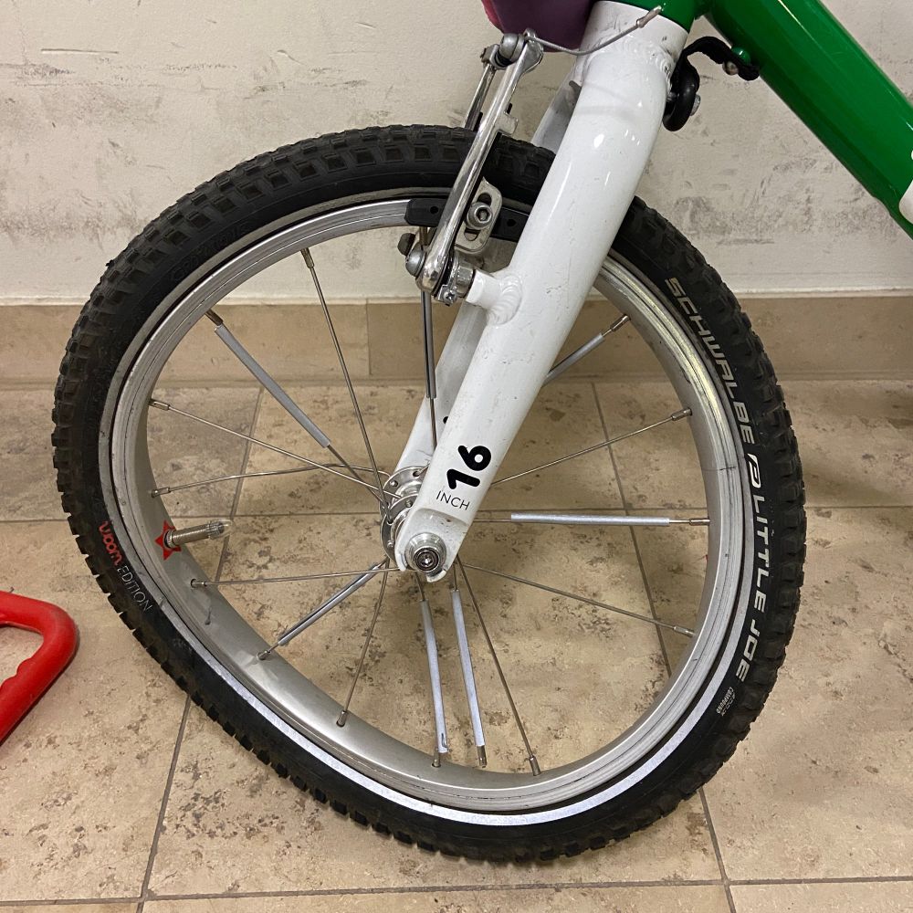 Bild eines verborgenen Vorderrads eines Kinderfahrrads.