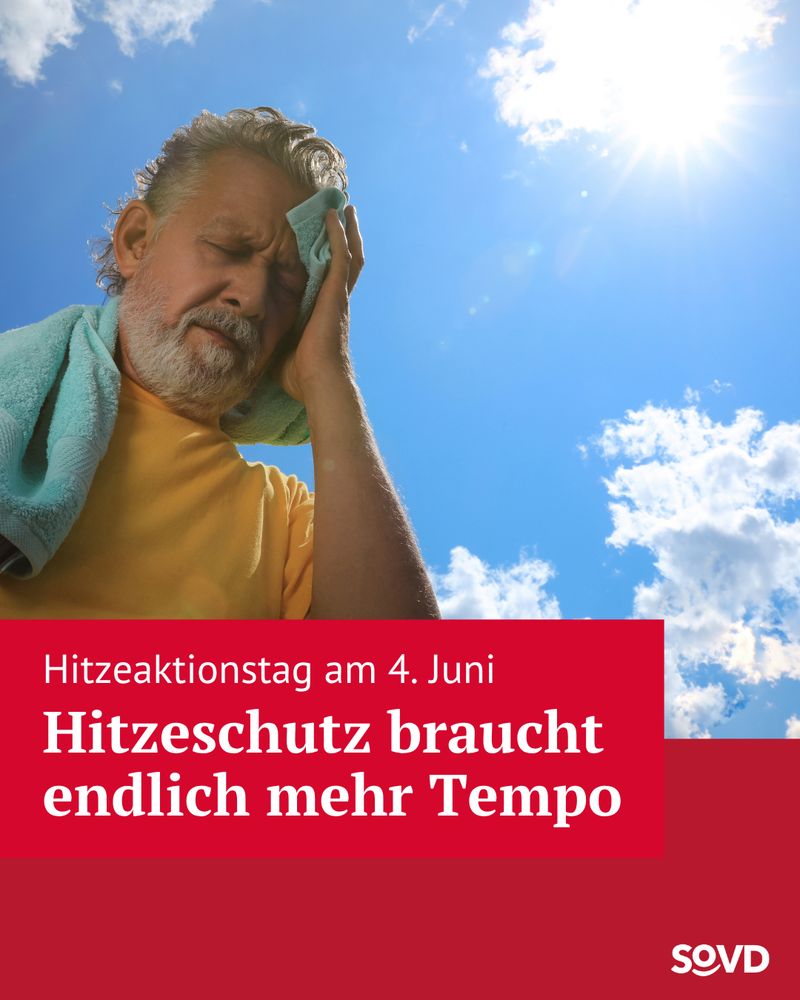Ein älterer Mann mit grauen Haaren und Bart steht draußen unter einem klaren, blauen Himmel mit strahlender Sonne. Er wirkt erschöpft, schwitzt und drückt sich ein hellblaues Handtuch an die Stirn. Auf dem Bild befindet sich der Text: „Hitzeaktionstag am 4. Juni. Hitzeschutz braucht endlich mehr Tempo.“ Das Logo des SoVD ist unten rechts zu sehen.