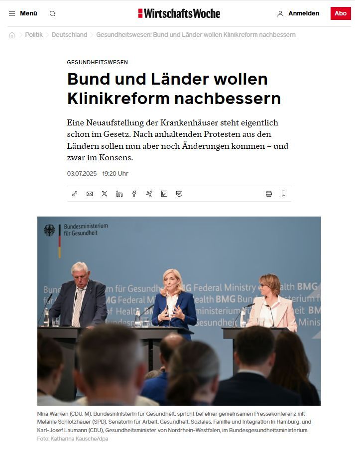 Screenshot eines Artikels der WirtschaftsWoche mit dem Titel „Bund und Länder wollen Klinikreform nachbessern“. Untertitel: „Eine Neuaufstellung der Krankenhäuser steht eigentlich schon im Gesetz. Nach anhaltenden Protesten aus den Ländern sollen nun aber noch Änderungen kommen – und zwar im Konsens.“ Datum: 03.07.2025, 19:20 Uhr. Unter dem Text ist ein Foto einer Pressekonferenz im Bundesgesundheitsministerium zu sehen. Drei Personen sitzen auf einem Podium vor einer blauen Wand mit weißem Aufdruck des Ministeriums. In der Mitte spricht Nina Warken (CDU, M), Bundesministerin für Gesundheit, gestikulierend ins Mikrofon, sie trägt einen blauen Blazer. Links von ihr sitzt Karl-Josef Laumann (CDU), Gesundheitsminister von Nordrhein-Westfalen, mit grauem Haar und gestreifter Krawatte, nach unten blickend. Rechts steht Melanie Schlotzhauer (SPD), Senatorin für Arbeit, Gesundheit, Soziales, Familie und Integration in Hamburg, mit hellem Blazer. Im Vordergrund ist das Publikum unscharf zu sehen.