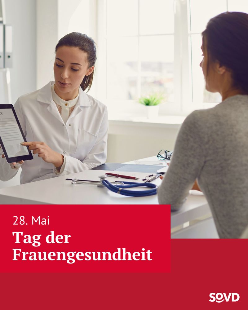 Eine Ärztin mit weißem Kittel sitzt an einem Schreibtisch in einem hellen Behandlungszimmer und zeigt einer Patientin ein Tablet mit medizinischen Informationen. Die Ärztin hat lange, dunkelblonde Haare, die zum Zopf gebunden sind, und wirkt konzentriert. Die Patientin, von hinten zu sehen, trägt ein graues Oberteil und hat dunkelbraune Haare, die ebenfalls zusammengebunden sind. Auf dem Schreibtisch liegen ein Stethoskop, ein Klemmbrett mit Formularen, ein Kugelschreiber und eine Brille. Im Hintergrund befindet sich ein Fenster mit Tageslicht und einer kleinen grünen Pflanze auf der Fensterbank. Im unteren Drittel des Bildes befindet sich ein rotes Textfeld mit weißer Schrift: „28. Mai – Tag der Frauengesundheit“. Unten rechts steht das SoVD-Logo in Weiß.