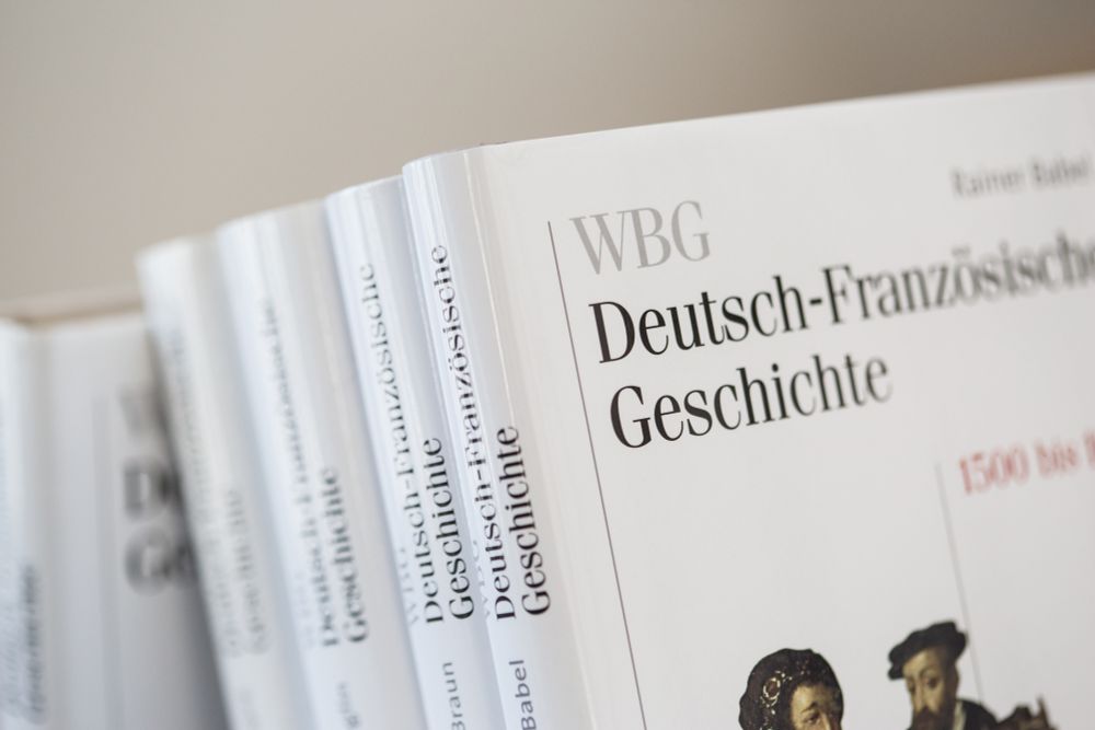 Images de quelques volumes de l'Histoire franco-allemande, au premier plan le volume 3 de Rainer Babel, qui est désormais également disponible en ligne.