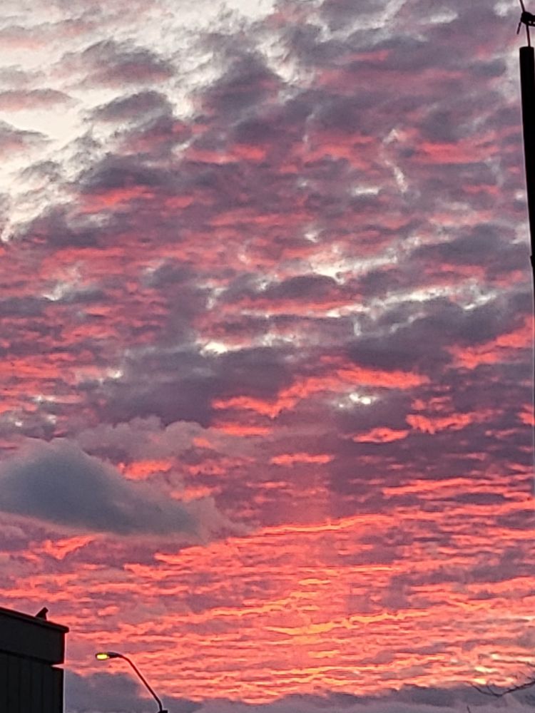 En himmel med veldig røde skyer.