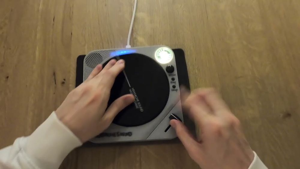 Headachesound Wow & Flutter Machine Lets DJs Scratch Sound Samples
