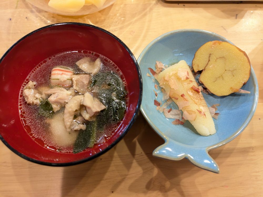 ・お雑煮（切り餅1/2個）
・伊達巻、かずのこ