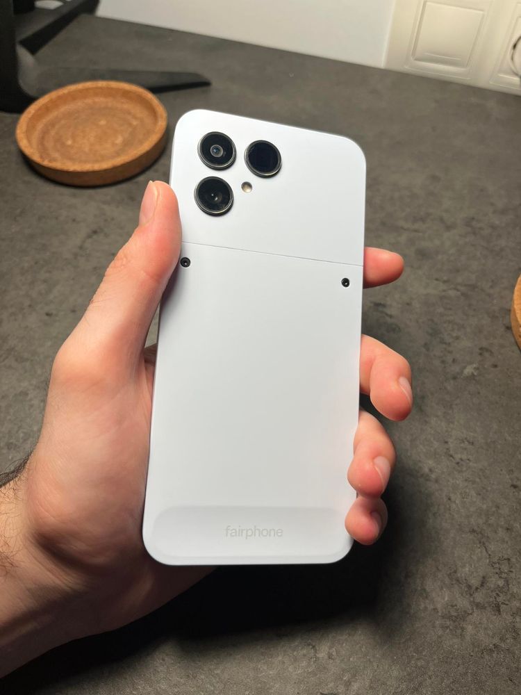 Foto de mi Fairphone 6 por la parte trasera