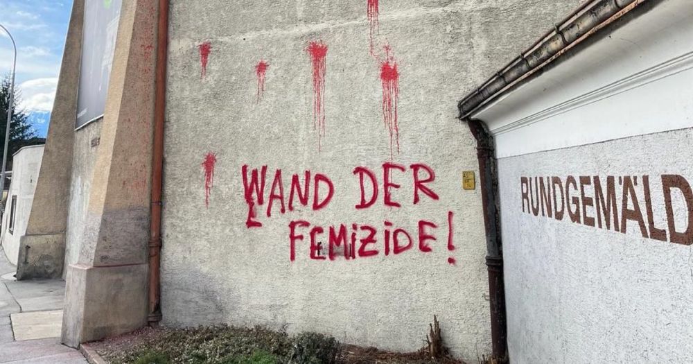 „Wand der Femizide“: Sieben rote Farbkleckse an der Innsbrucker Rotunde | Tiroler Tageszeitung Online