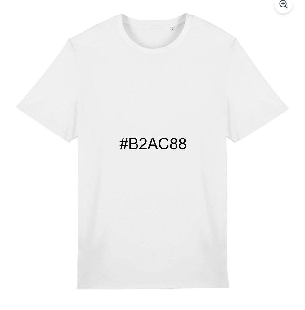 Tshirt blanc avec le code hex du vert sauge "#B2AC88" écrit dessus