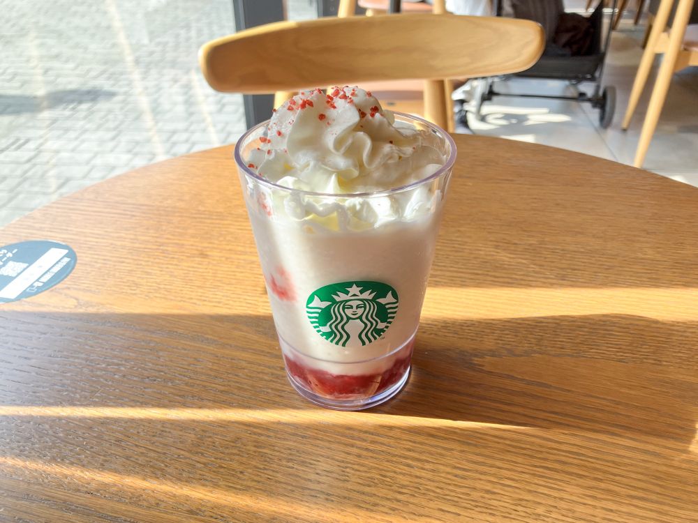 スターバックスコーヒーの「ストロベリー&ジョイフルメドレーティーフラペチーノ」