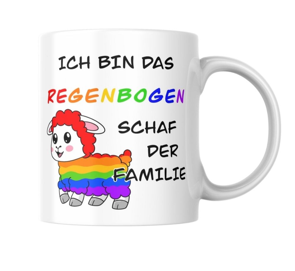 Das Bild zeigt eine weiße Tasse mit einem bunten Motiv. Auf der Tasse steht in schwarzer Schrift: "ICH BIN DAS SCHAF DER FAMILIE." Das Wort "REGENBOGEN" ist in Regenbogenfarben geschrieben. Unter dem Text befindet sich eine Zeichnung eines Schafes, dessen Wolle ebenfalls in den Farben des Regenbogens dargestellt ist. Das Schaf hat eine weiße Schnauze, rote Ohren und eine rote Stirn. Es sieht niedlich und fröhlich aus.