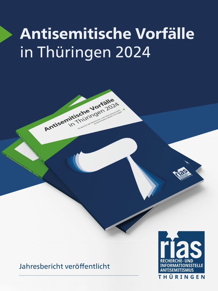 Grafik zur Veröffentlichung des Jahresberichts „Antisemitische Vorfälle in Thüringen 2024“ der Recherche- und Informationsstelle Antisemitismus Thüringen (RIAS). Im Vordergrund liegen mehrere Broschüren mit dem Titel des Berichts, im Hintergrund steht groß der Titel auf dunkelblauem Grund. Unten rechts befindet sich das RIAS-Thüringen-Logo, darunter der Hinweis „Jahresbericht veröffentlicht“.