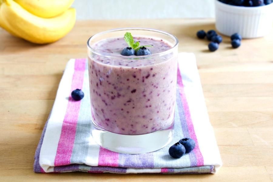 Batido de plátano y arándanos azules aromatizado con canela.