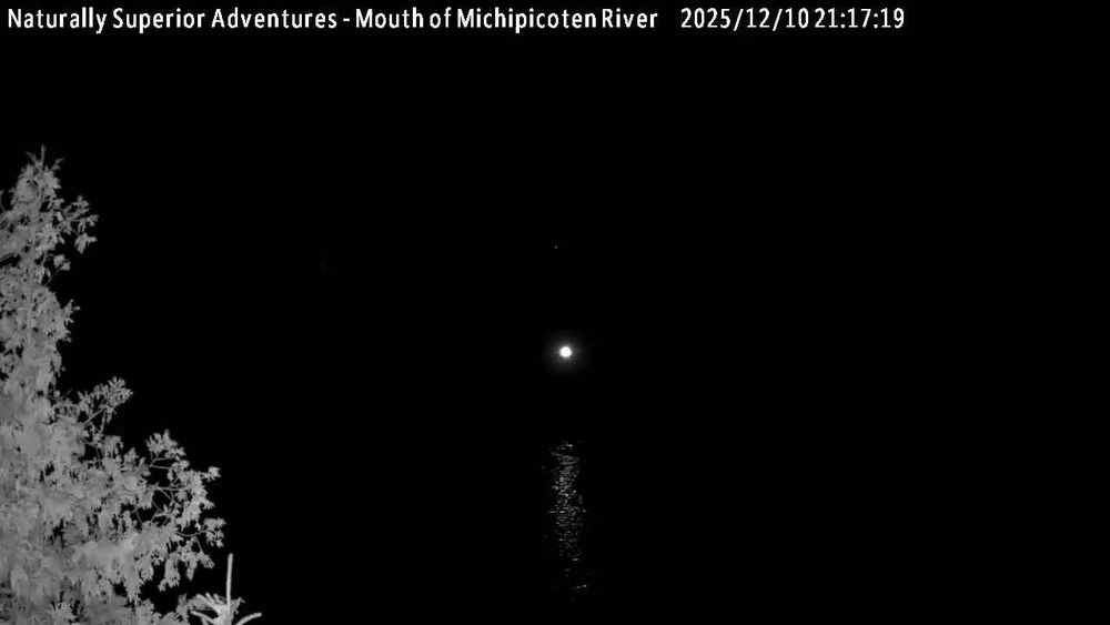 View looking SW from the mouth of the Michipicoten River where it meets Lake Superior. // Image captured at: 2025-12-11 02:18:03 UTC (about 1 min. prior to this post) // Current Temp in Wawa: 1.58 F | -16.90 C // Precip: few clouds // Wind: N at 4.339 mph | 6.98 kph // Humidity: 94%
