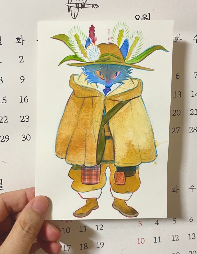 수작업으로 그린 그림을 들고 있는 사진. 파란 털의 동물 수인으로 노란색 눈동자가 매섭다. 외투,모자,바지,신발이 모두 연갈색으로 품이 큼직하여 실루엣이 전체적으로 펑퍼짐하다. 챙이 넓은 모자엔 강아지풀과 토끼풀꽃, 여뀌가 위로 향해 꽂혀있다. 