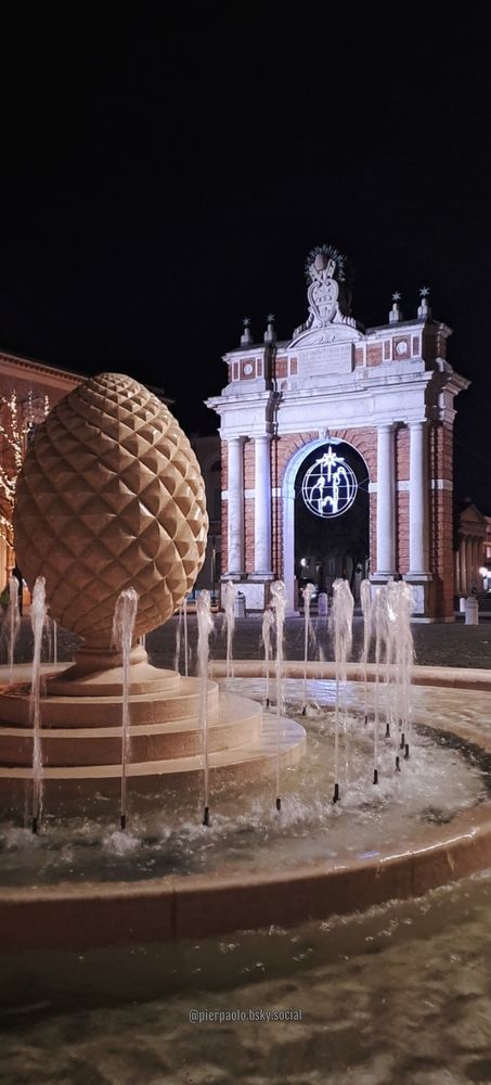 L'Arco Ganganelli addobbato con una rappresentazione luminosa della Natività visto dalla Fontana della Pigna.