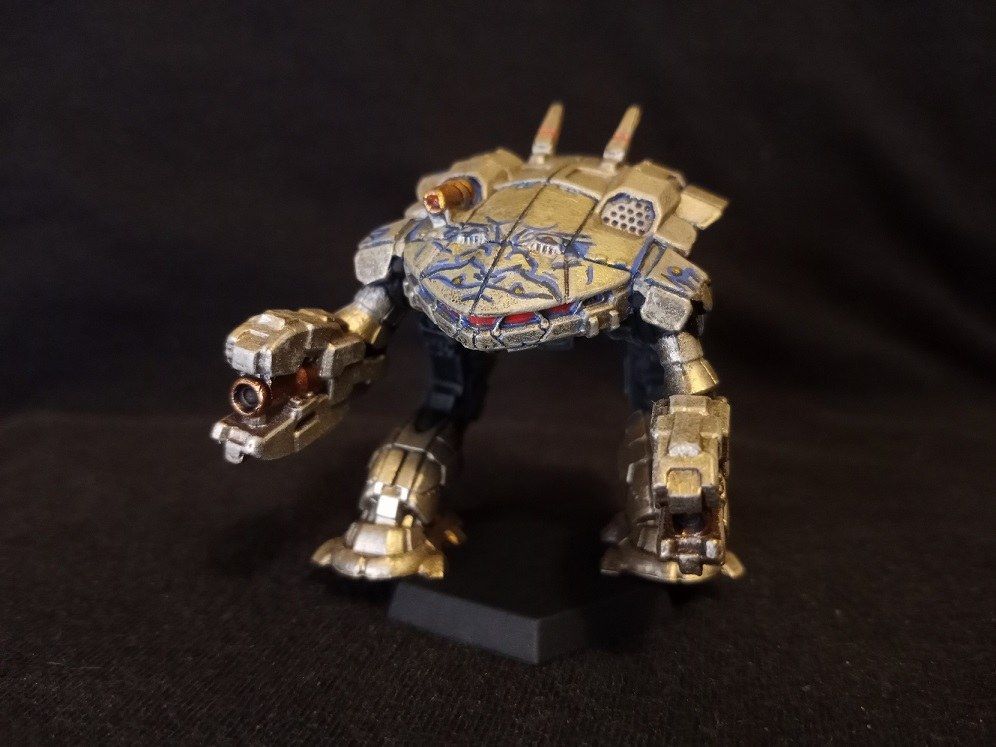 We're seeing a pattern of Draconis Combine schemes, and Roland B (he/him) added to it with this Otomo King Crab! The freehand work is perfection!