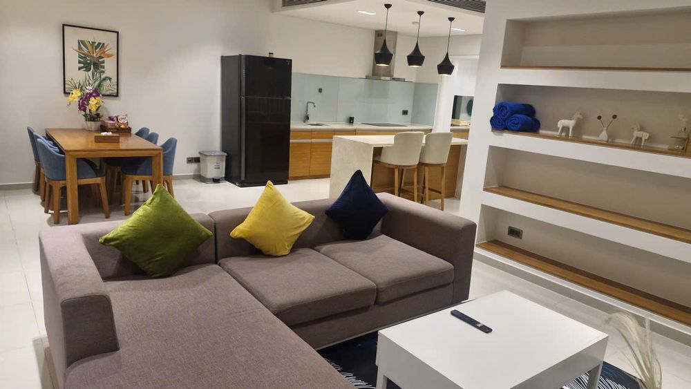 주방과 식사 공간이 통합된 현대적인 거실
