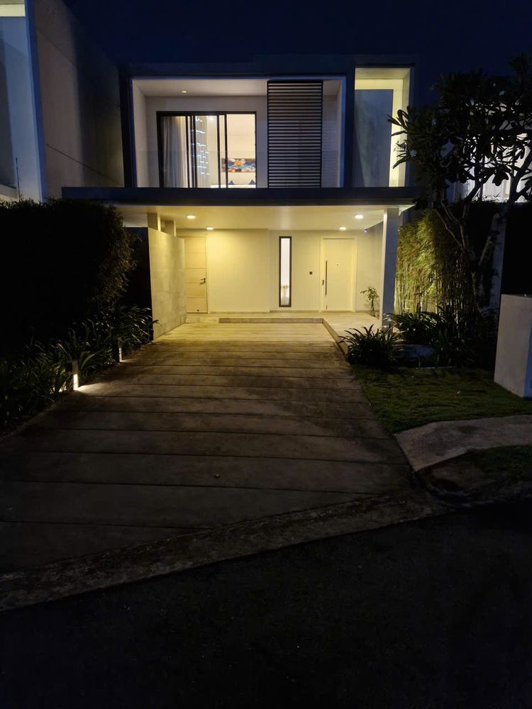 은은한 야간 조명이 있는 빌라 입구
