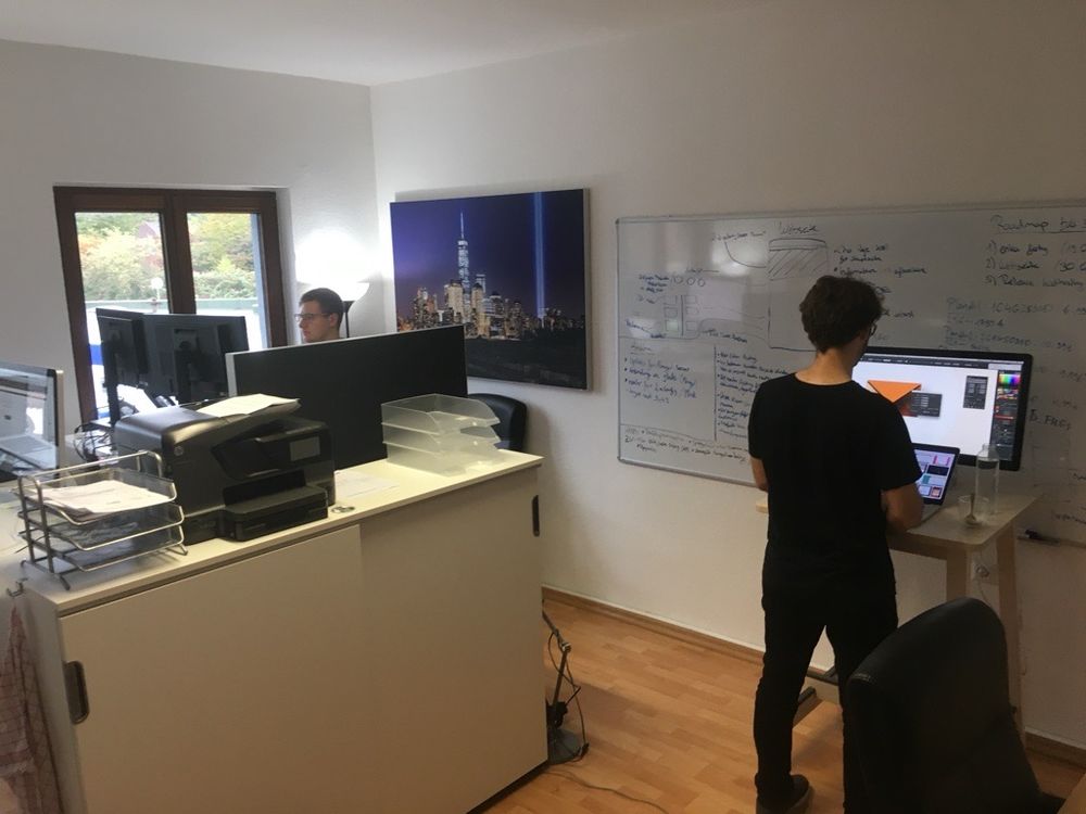 Das vollgeschriebene Whiteboard zeigt es: Hier wurden große Pläne geschmiedet.
Aber wer half schon damals beim Aufbau? 
Nach 16 Jahren heimlicher Unterstützung wird sie endlich offizielles Teammitglied.
https://www.dataforest.net/blog/willkommen-martina
#dataforest #dataforest-blog