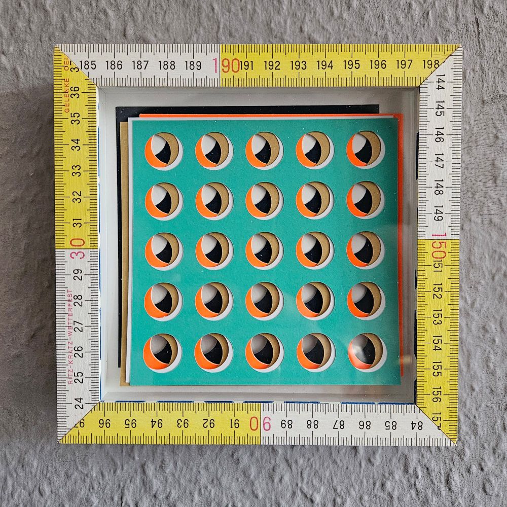 Das Bild zeigt eine quadratische Anordnung von mehreren Blättern, die leicht zueinander verschoben übereinander gelagert sind. Die oberste Schicht ist in einem leuchtenden Türkis gehalten und weist 24 gleichmäßig verteilte, runde Aussparungen auf, die orange umrandet sind. Unter dieser Schicht sind mehrere Blätter in verschiedenen Farben sichtbar, darunter Schwarz und Weiß. Den Rahmen des Bildes bilden Stücke eines Zollstocks mit Zentimeternmaß.. Die Ecken des Rahmens sind abgerundet. (dieser text ist mit GPT-4 erzeugt und menschlich redigiert)
