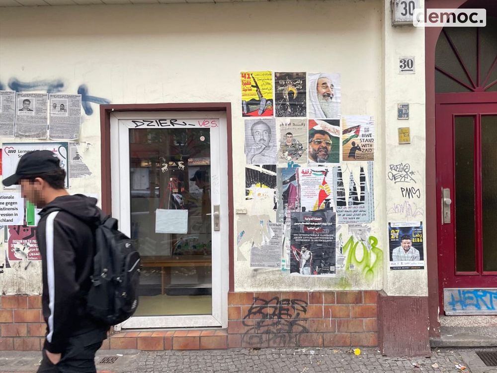 Plakate an einem Haus auf der Sonnenallee, zu sehen sind u. a. der Hamas-Gründer und -Führer Ahmad Yasin und dessen Nachfolger, der Holocaustleugner Abd al-Aziz ar-Rantisi.