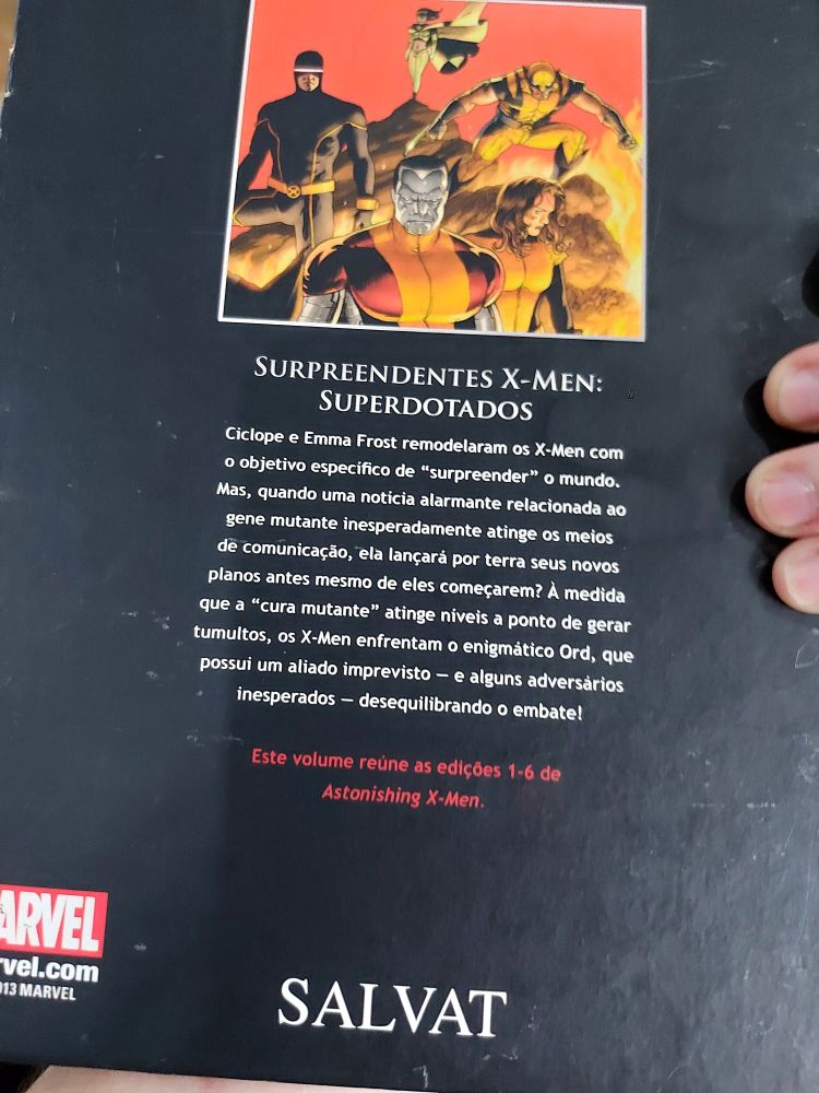 contracapa da coleção oficial de graphic novels: surpreendentes x-men superdotados de José Whedon & John Cassaday