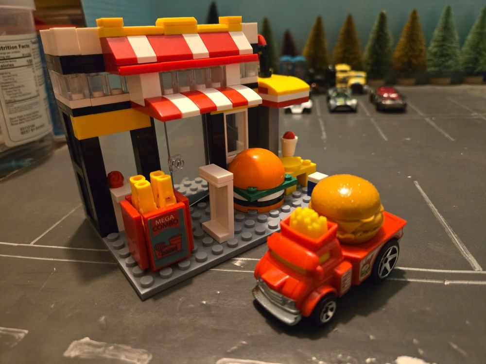 I'd decided to have my Red Buns Of Steel truck next to the Cheap Building Blocks Burger Restaurant set just for a Fast-Food Picture. 