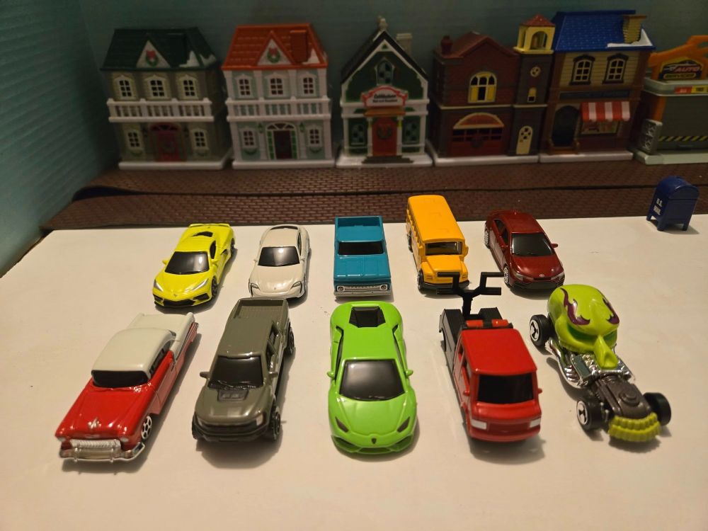 Maisto Fresh Metal 5 Pack 1.
1. Red & White 1955 Chevy Bel Air.
2. Gray Ford F-150 Raptor.
3. Green Lamborghini Huracan LP 610 4.
4. Red & Black Mercedes Benz Tow Truck.
5. Green Kraniator.
Maisto Fresh Metal 5 Pack 2.
1. Yellow 2020 Corvette C8 Stingray.
2. White Porsche Taycan Turbo S.
3. Blue 1965 Chevy C10 Pickup.
4. Yellow School Bus.
5. Red 2021 Toyota Corolla.