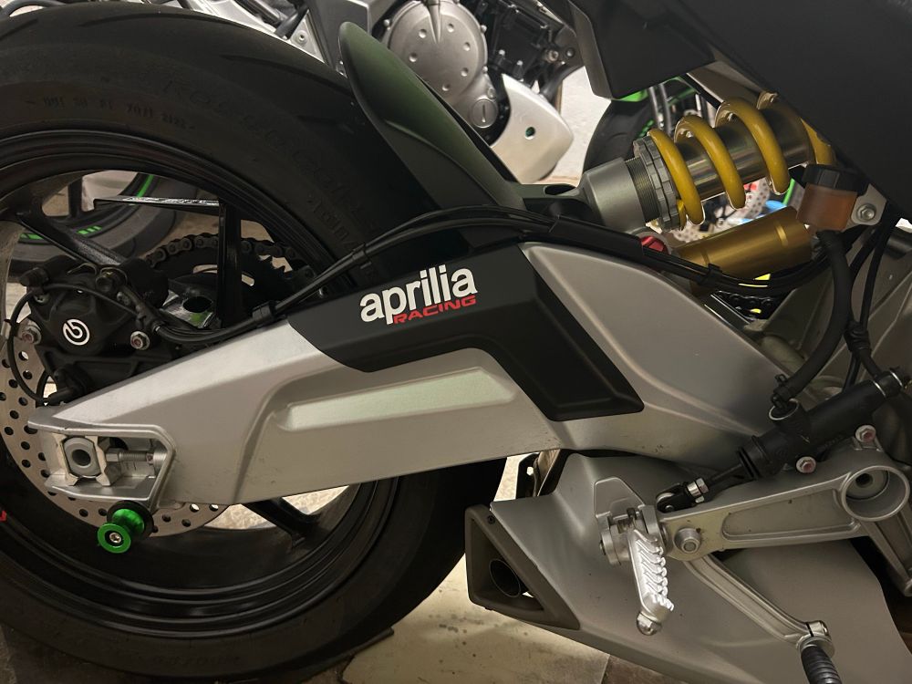 Schwingen Schutz an einer Aprilia Tuono 660 Nachrüstteil.