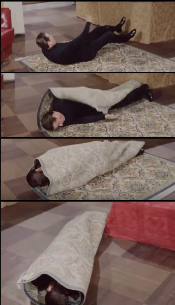 Szene aus dem SchleFaZ "Mister Dynamit – Morgen küßt Euch der Tod", wo sie der Hauptdarsteller öfters betrank und anschließend in einen Teppich rollte.