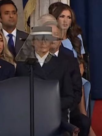 Melanie Trump, ganz in Schwarz gekleidet, mit einem Hut mit sehr breiter Krempe und einem dünnen, weißen Streifen. Mit einem ausdruckslosen Gesicht.
Sieht genauso fröhlich aus wie 60er-Jahre Westernbösewichter.