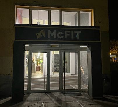 Ich stehe vorm Eingang vom McFit und bin bereit dort hinein zu gehen! 💪