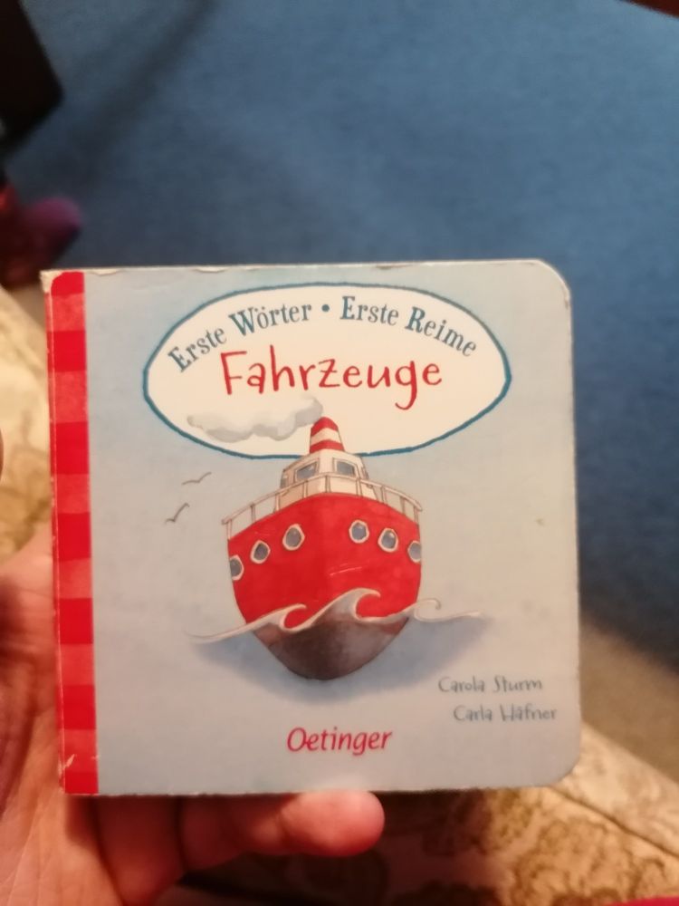 Kleines Kinderbuch von vorne mit einem gemalten Schiff. Aufschrift: Erste Wörter Erste Reime Fahrzeuge Carola Sturm Carla Hafner Oetinger
